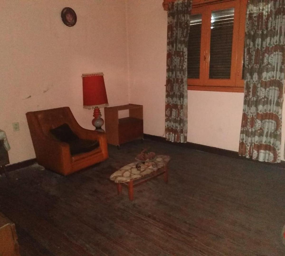 Casa a Refaccionar de 3 Ambientes con Fondo y Terraza 2
