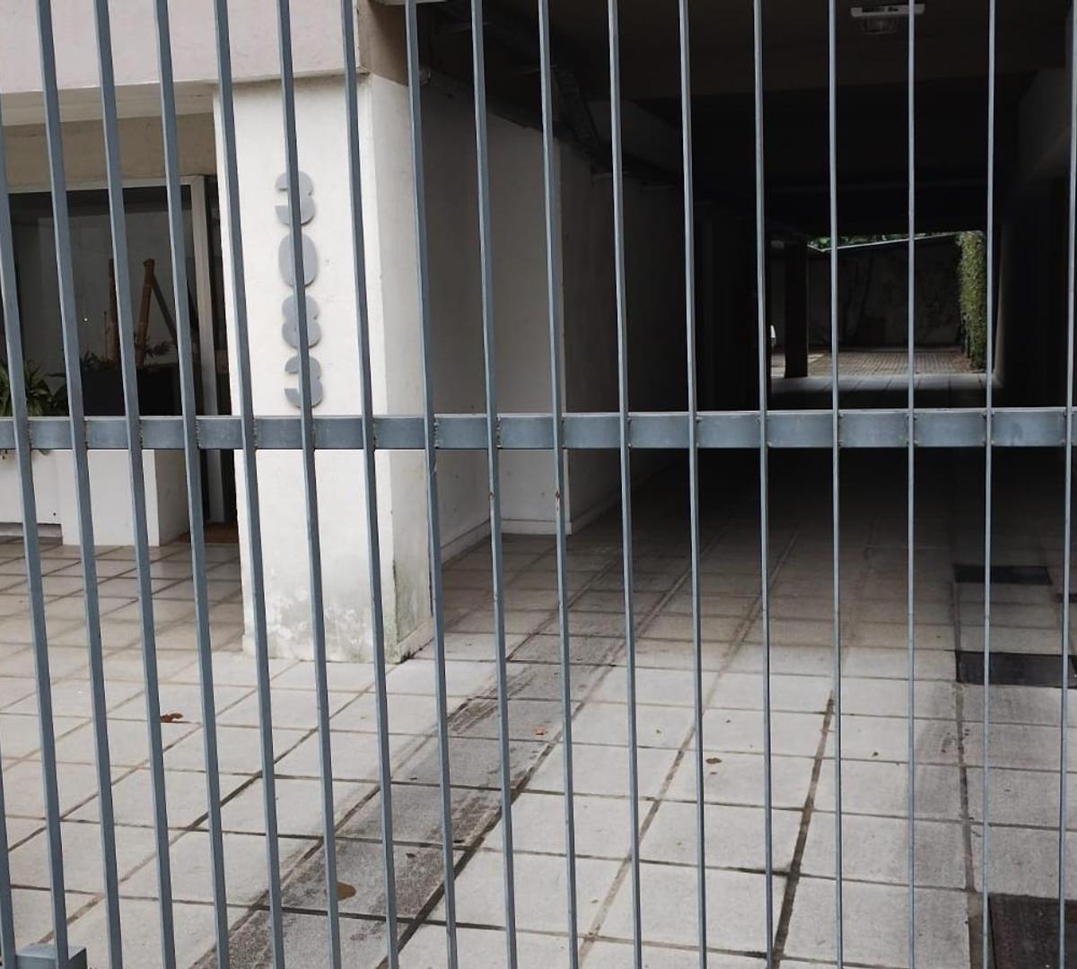 Dpto. de 3 Ambientes con Balcon Corrido 2 Baños y Cochera 4