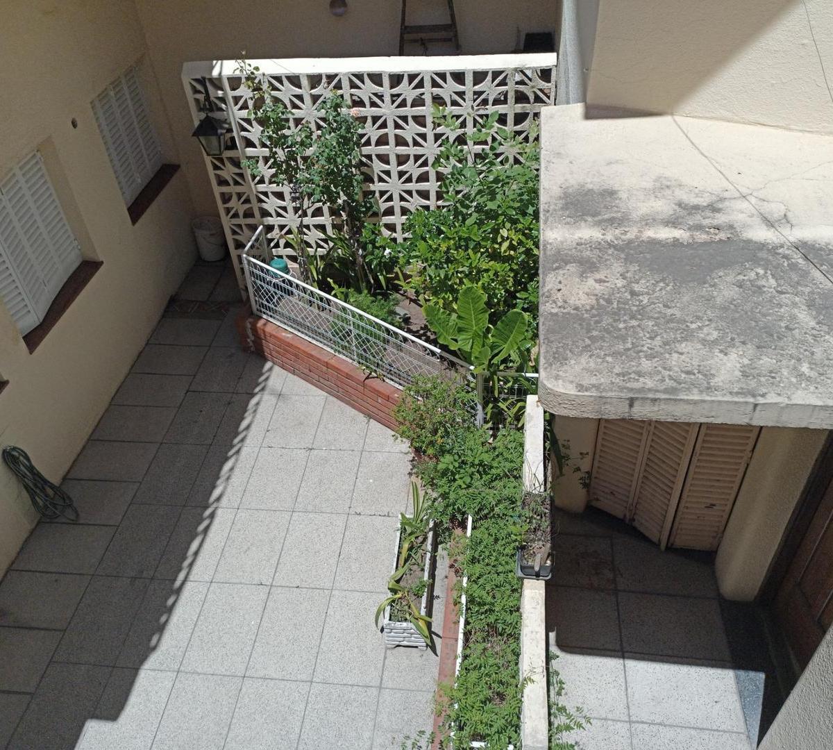 Casa de 5 Ambientes con Cochera, Patio, Terraza y Quincho 4
