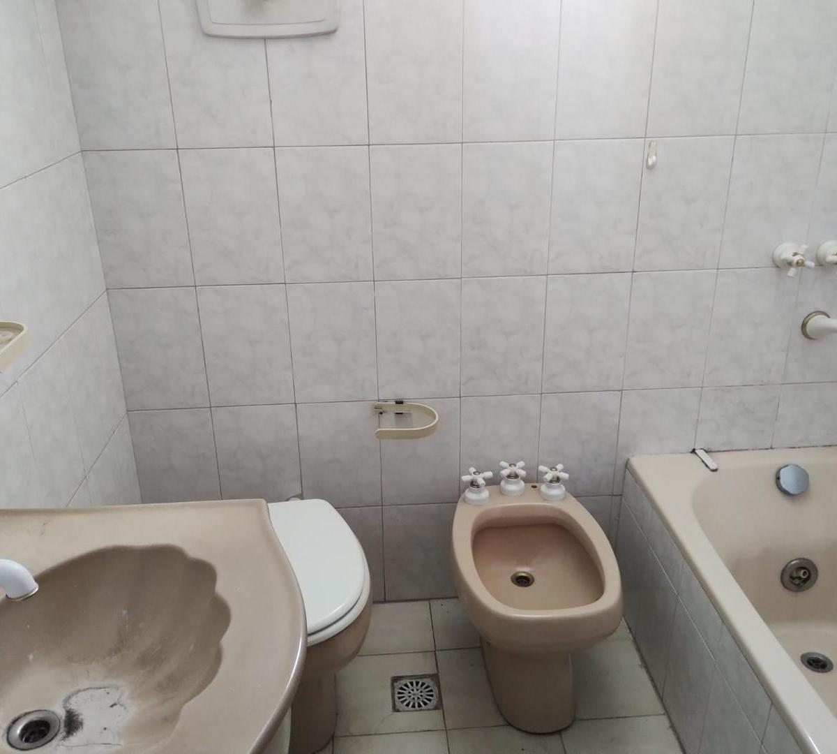 Departsmento 4 Ambientes con Cochera con Balcon 4