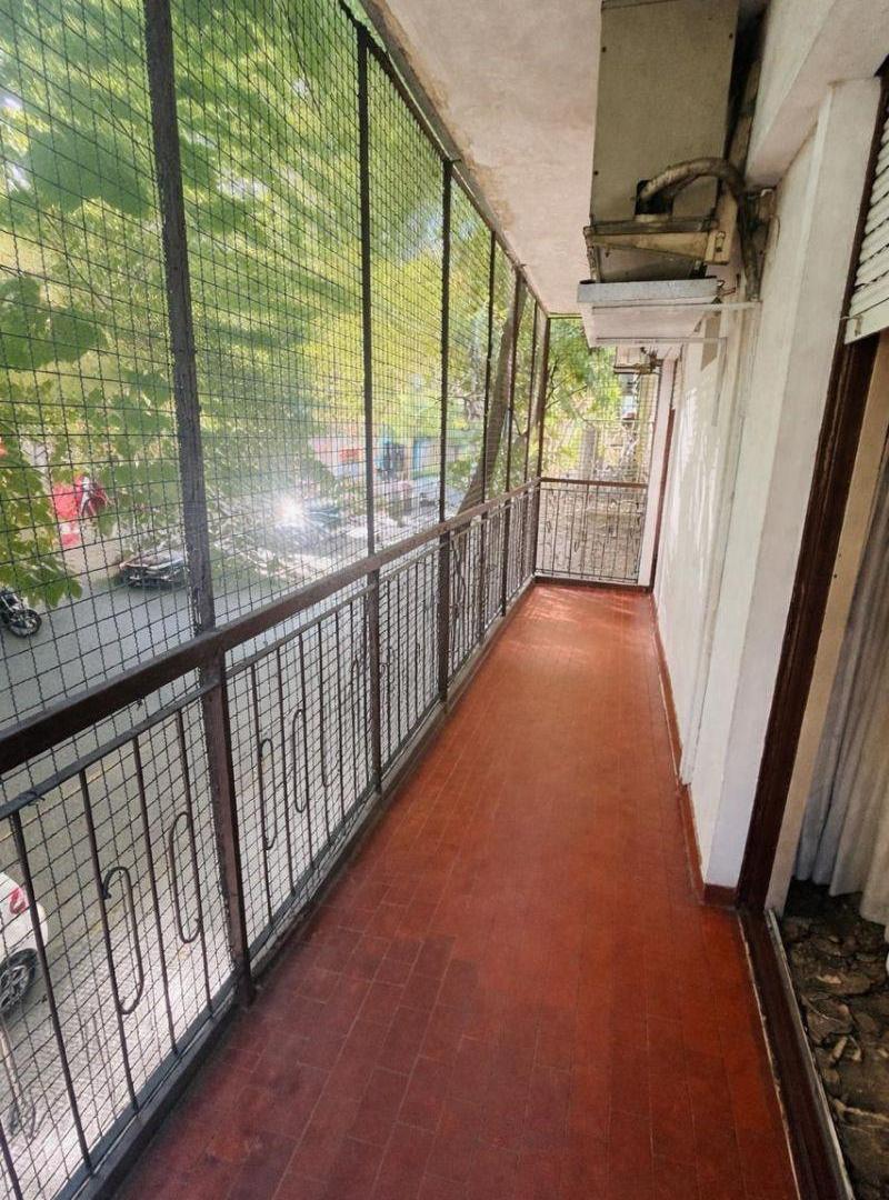 Departamento 3 ambientes con balcón al frente y patio – Ubicacion - Villa del Parque