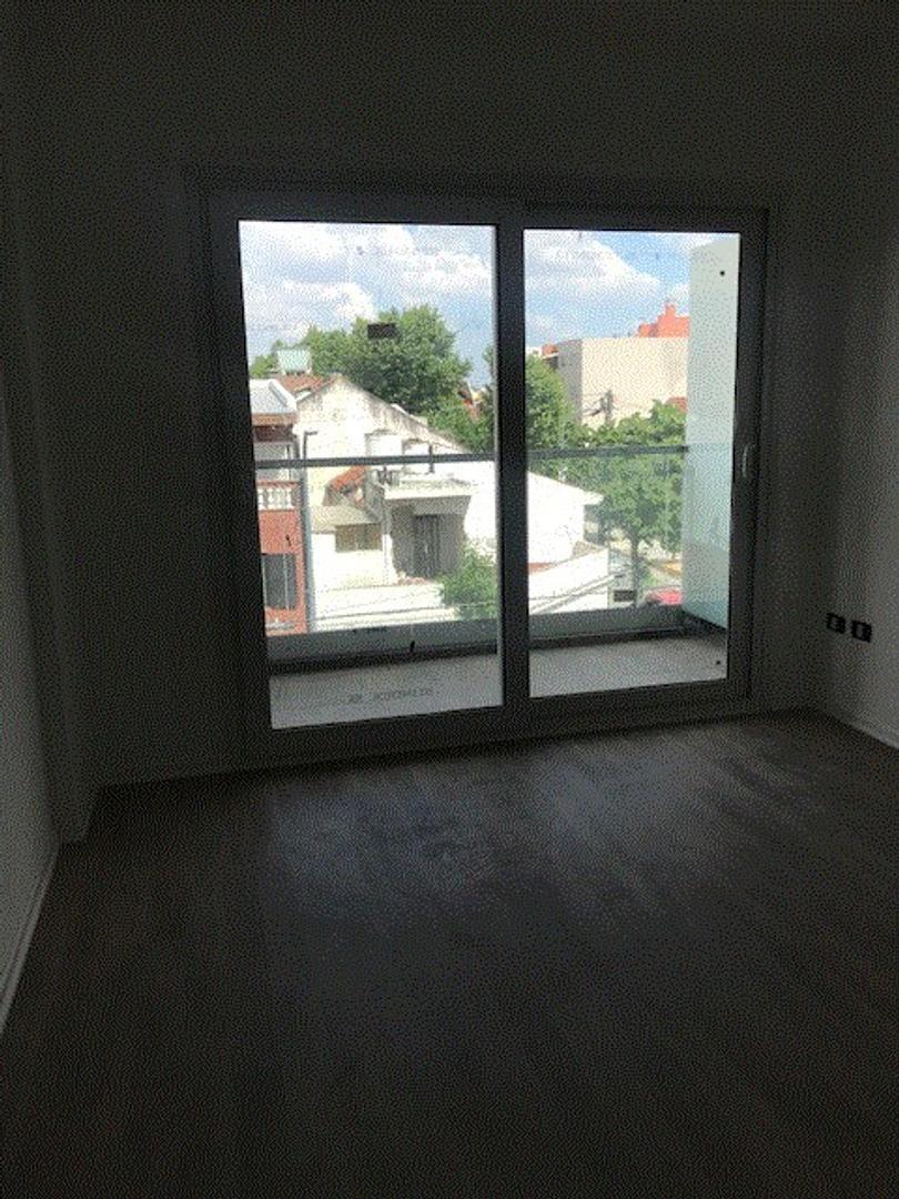 Foto de VENTA DEPARTAMENTO DE 3 AMBIENTES /BALCON , COCHERA, AL FRENTE VILLA, imagen 3