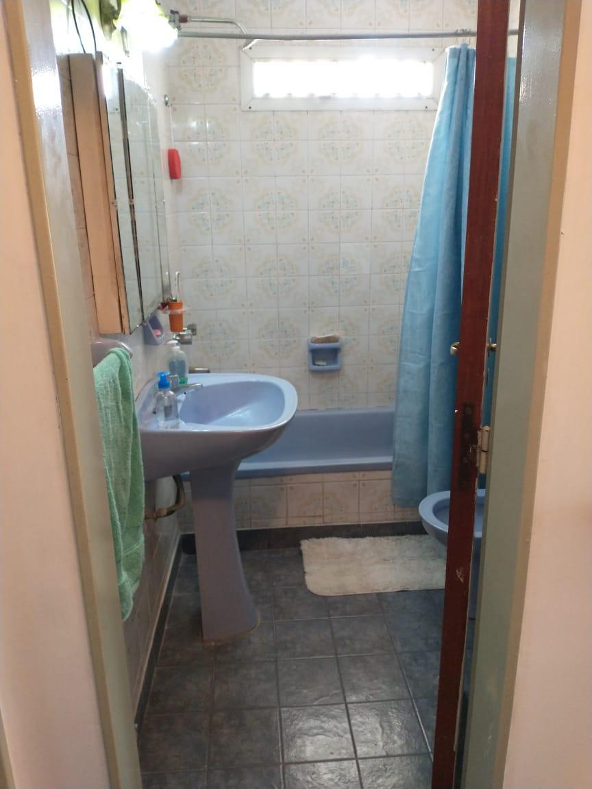 Venta de Amplio Departamento de 4 Amb. y Dependencia/ Balcon, V. Santa Rita 3