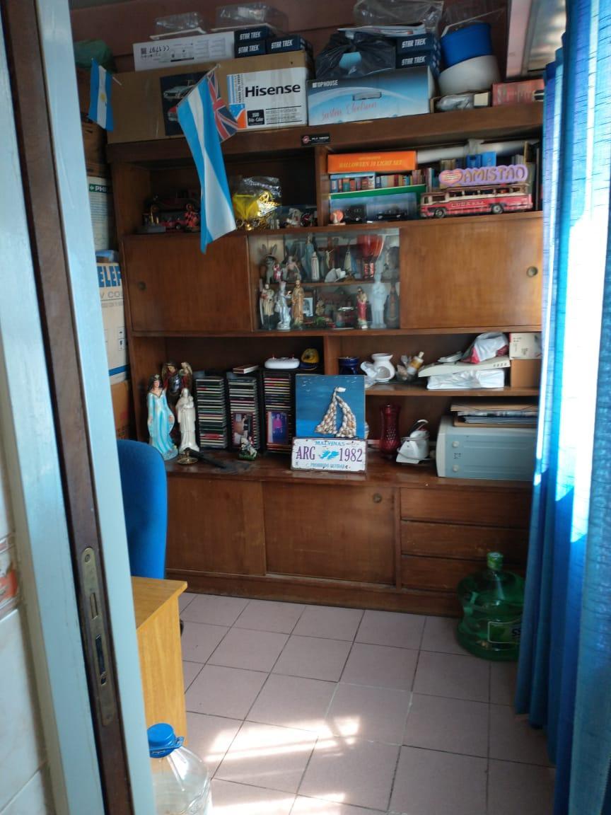 Venta de Amplio Departamento de 4 Amb. y Dependencia/ Balcon, V. Santa Rita 4