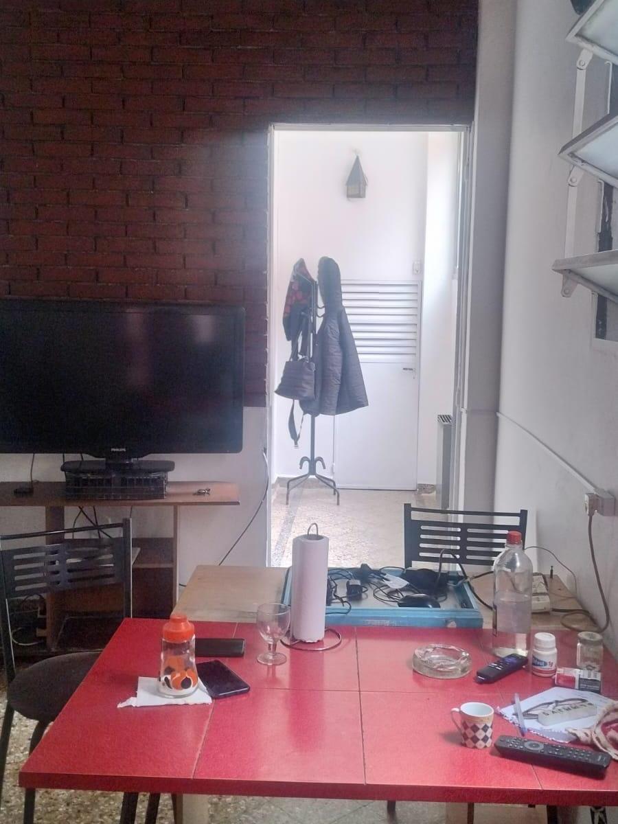 Retasado! Hermoso PH 3 Ambientes con Patio y Taller Mecánico. 1