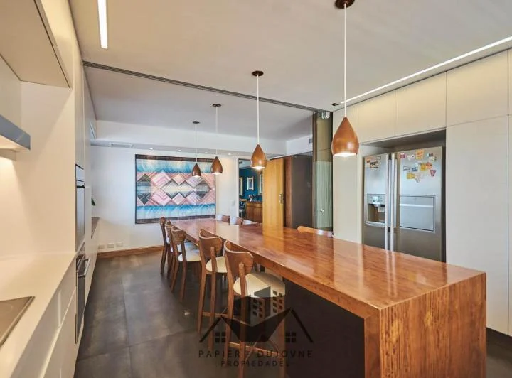 Espectacular piso alto en exclusiva Torre! 5 suites, 3 coch. fijas, exc. vista! 5
