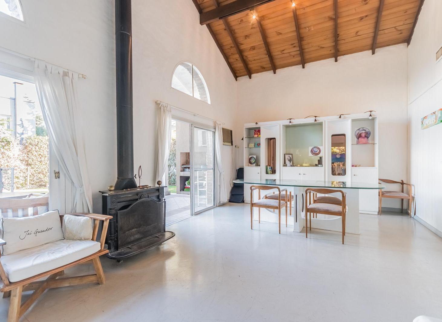 EN VENTA MIRAFLORES CASA SOBRE LOTE CENTRAL, JARDIN ,PILETA