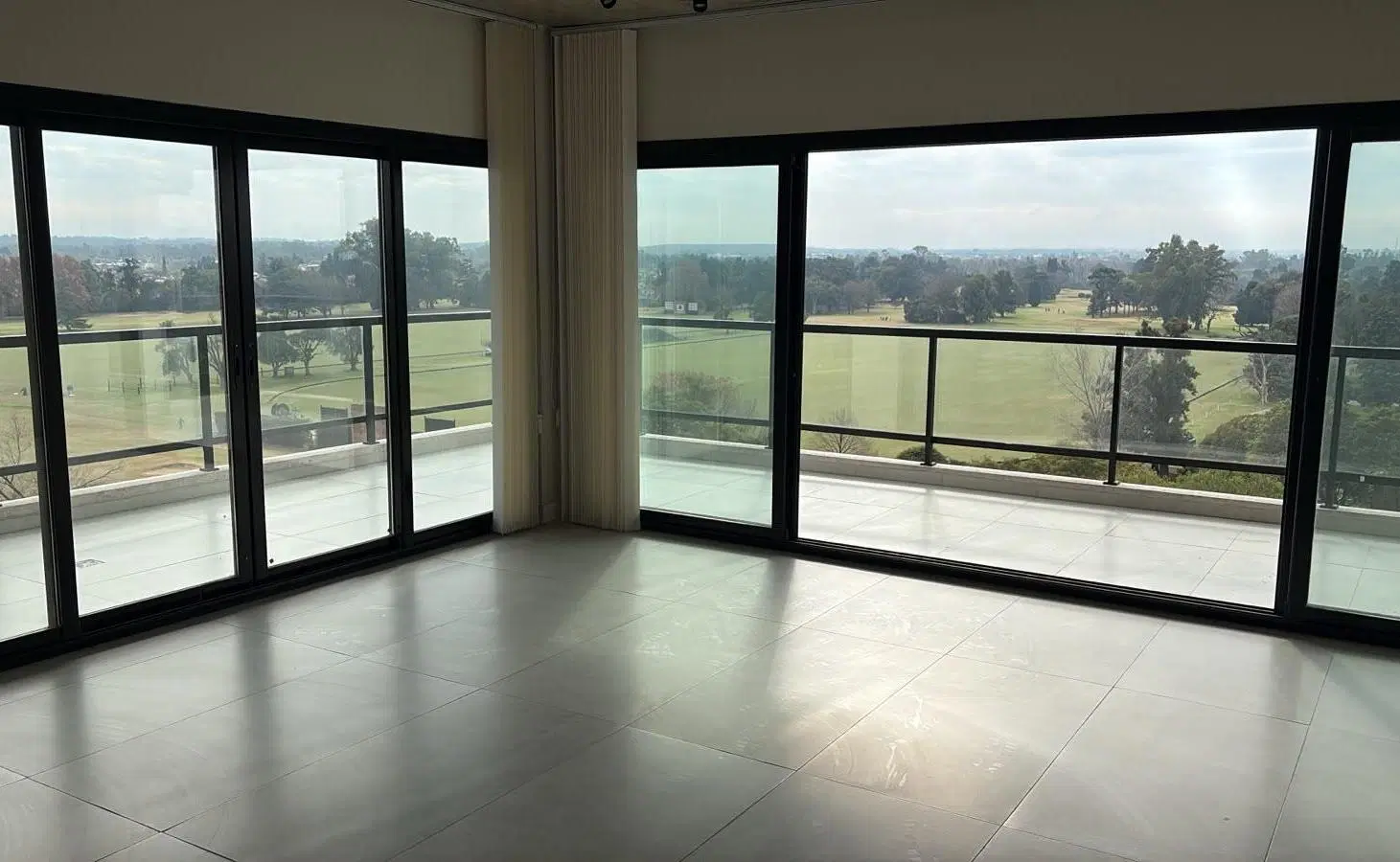 EN VENTA HURLINGHAM 3 AMBIENTES 150 M2, 2 COCHERAS Y BAULERA 1