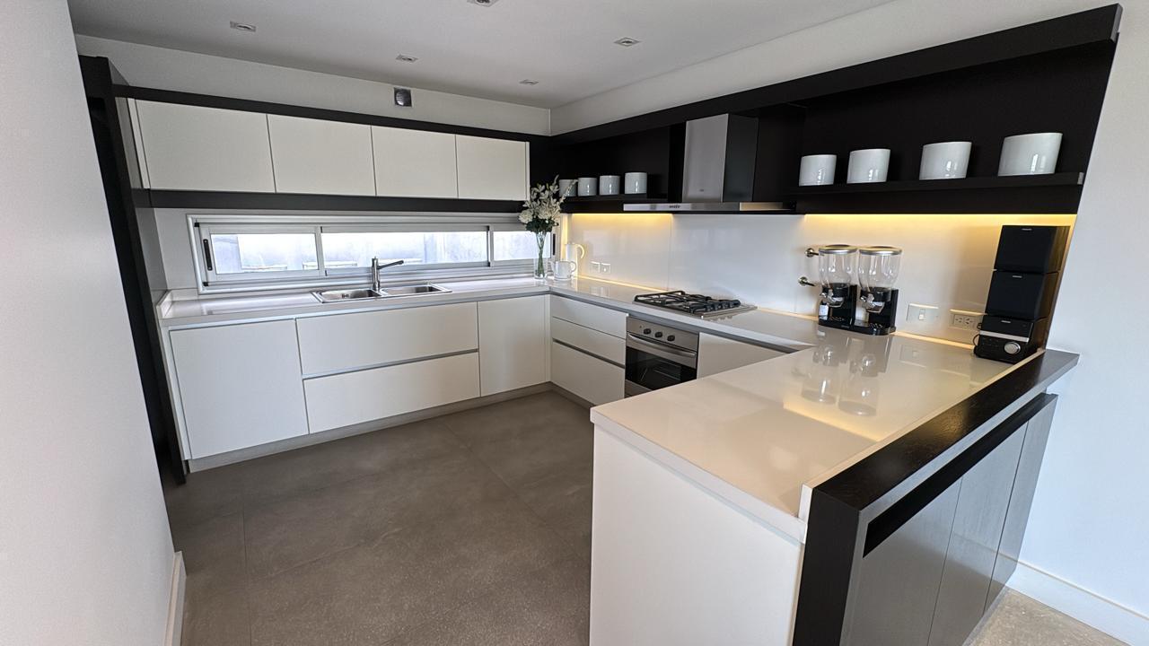 Foto de EN VENTA EXCLUSIVO DEPTO CASTELAR 3 DORM.EN SUITE 2 COCHERAS, imagen 3