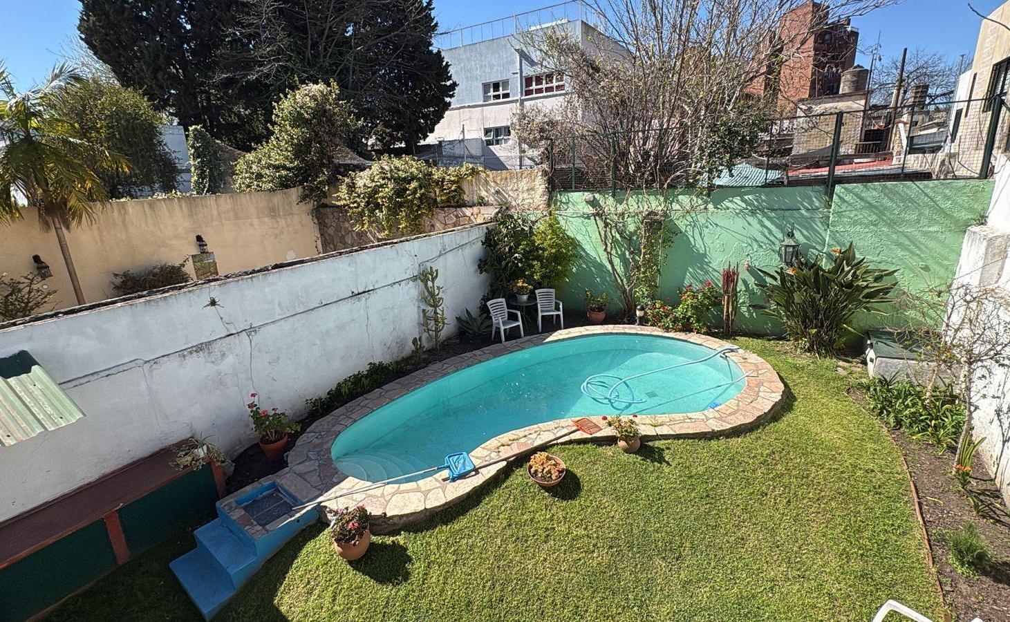 Foto de EN VENTA FLORESTA CASA 4 DORMITORIOS PILETA PARRILLA JARDIN, imagen 4