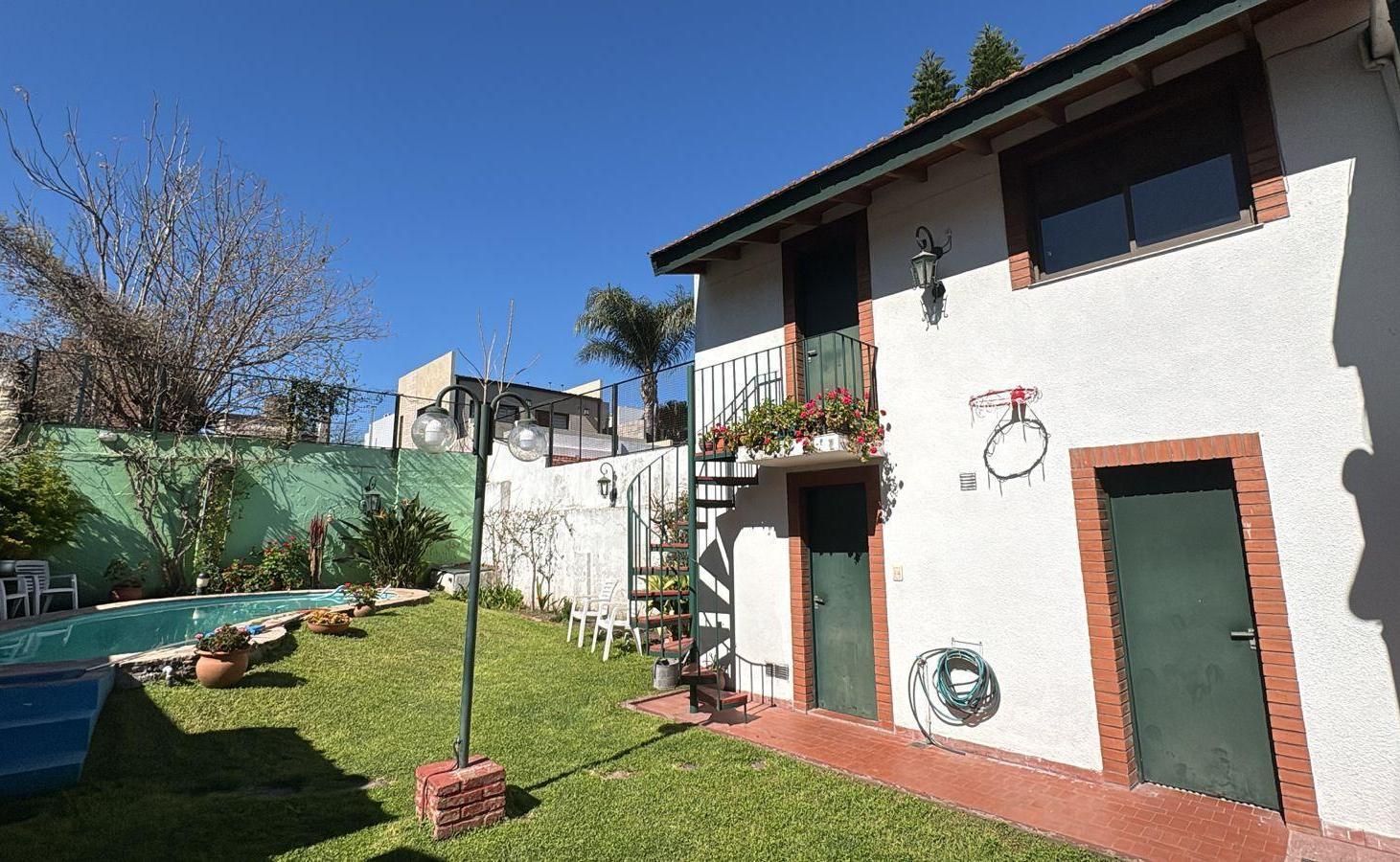 Foto de EN VENTA FLORESTA CASA 4 DORMITORIOS PILETA PARRILLA JARDIN, imagen 1