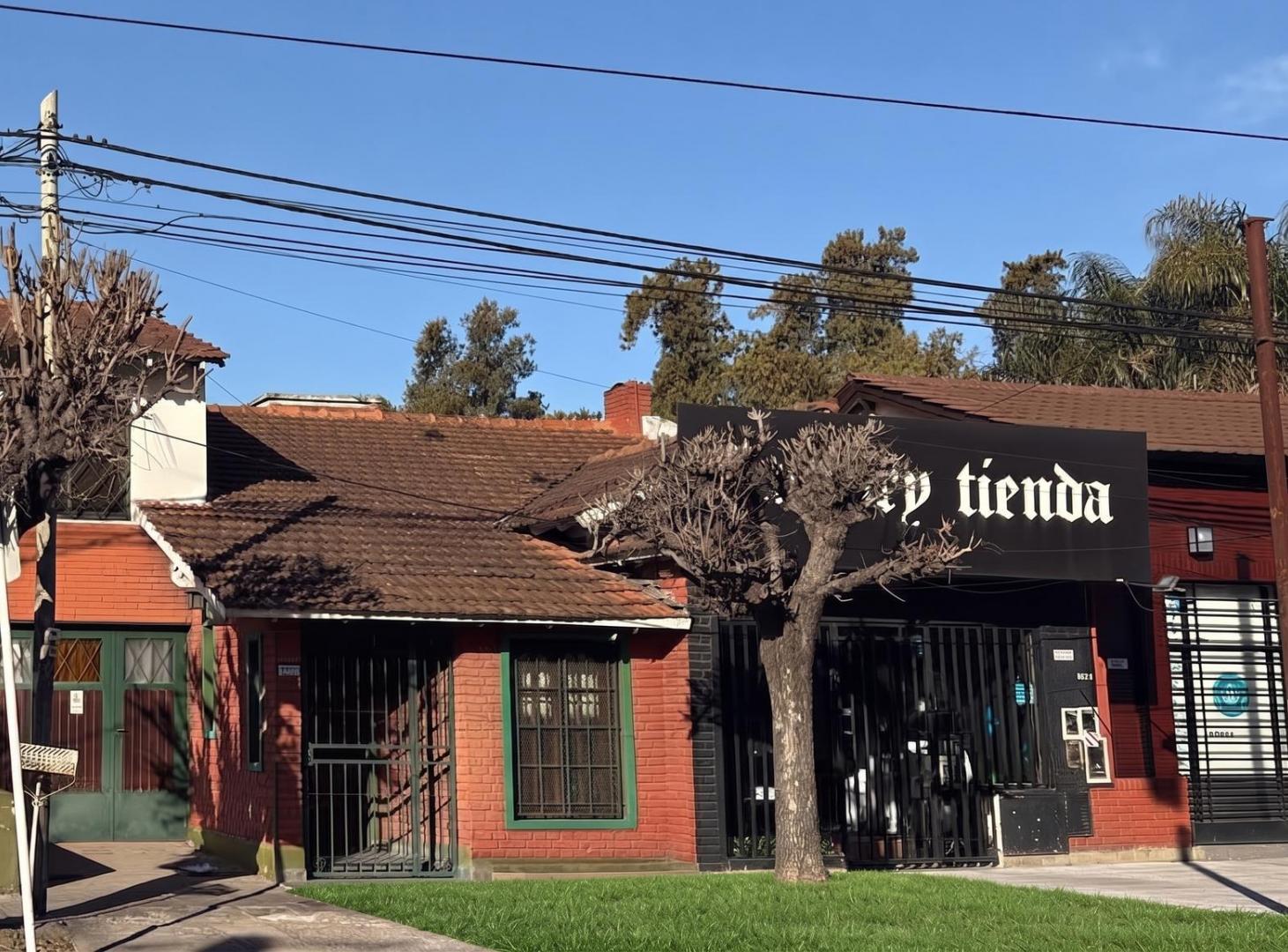Foto de EN VENTA CASTELAR AV. SANTA ROSA LOCAL CON VIVIENDA, imagen 1