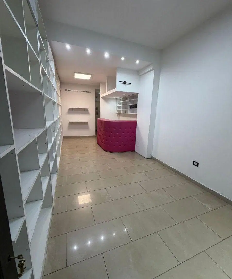 Alquiler de local comercial en Av. Boulogne Sur Mer Tapiales 4