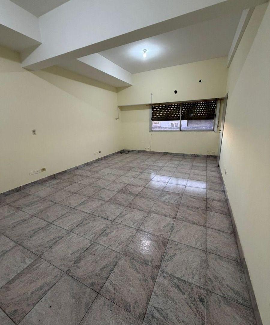 Alquiler de amplio monoambiente divisible sobre Av. Crovara al 800 Villa Madero