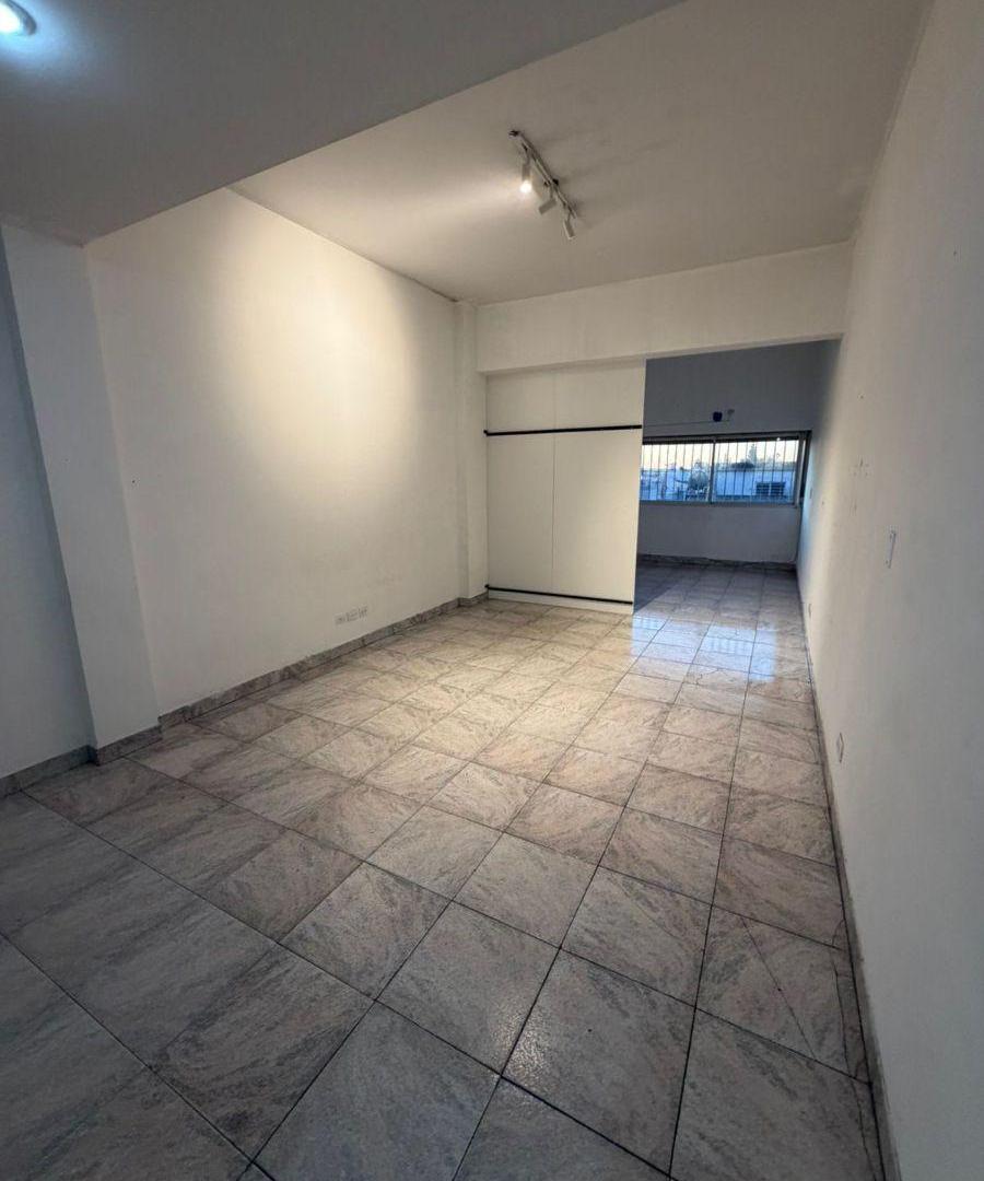 Alquiler de amplio monoambiente divisible sobre Av. Crovara al 800 Villa Madero