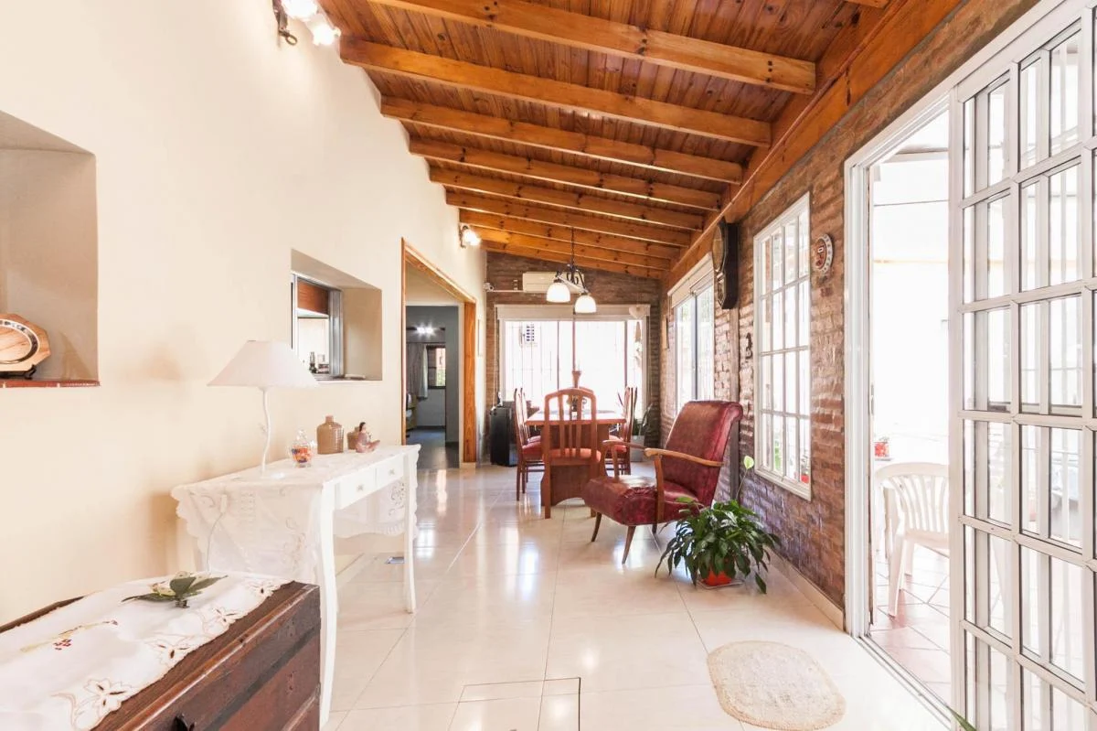 Increíble Casa con Quincho y Cochera 2