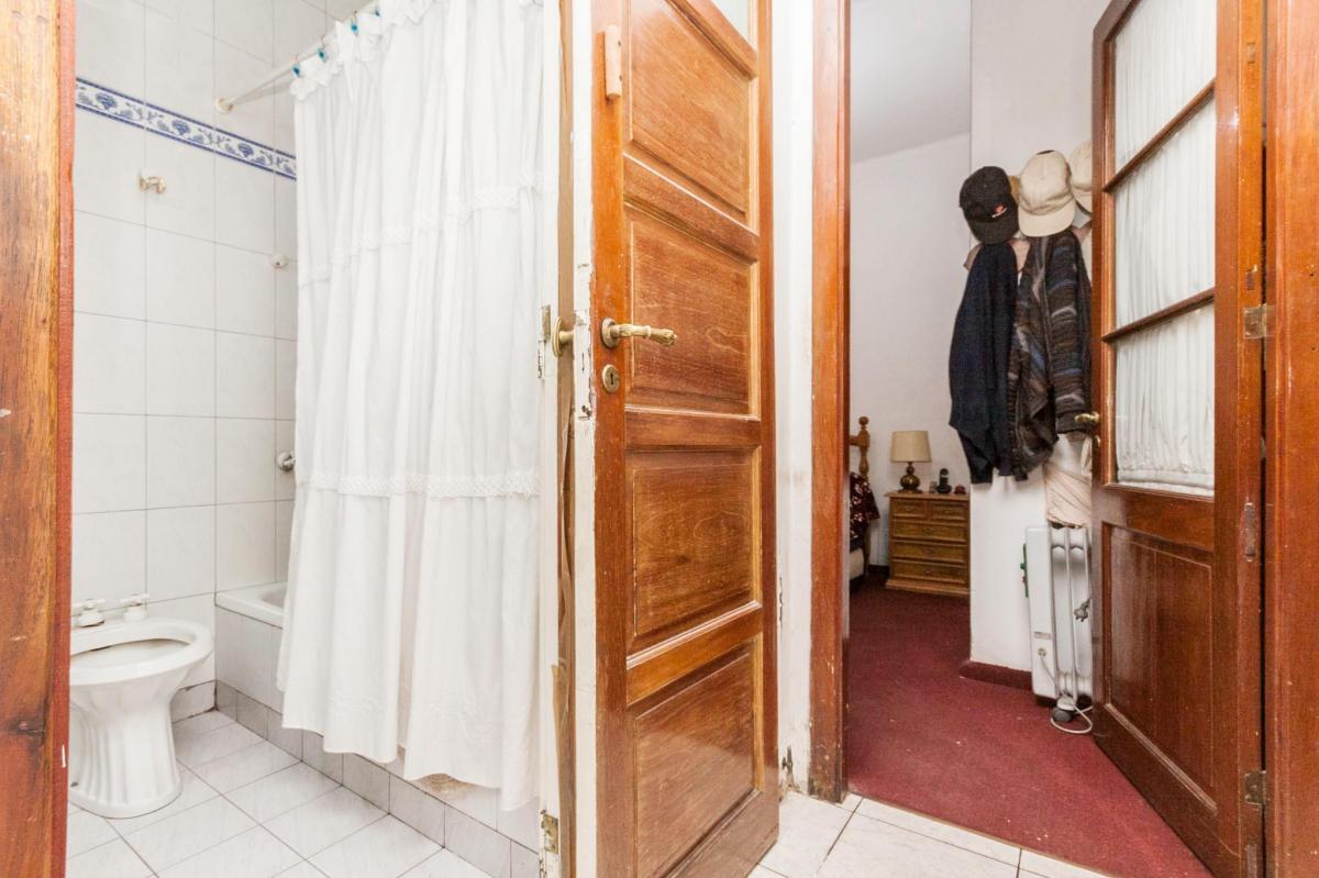 Casa en Venta de 2 Dorm. C/ Cochera en Lanús Este 5