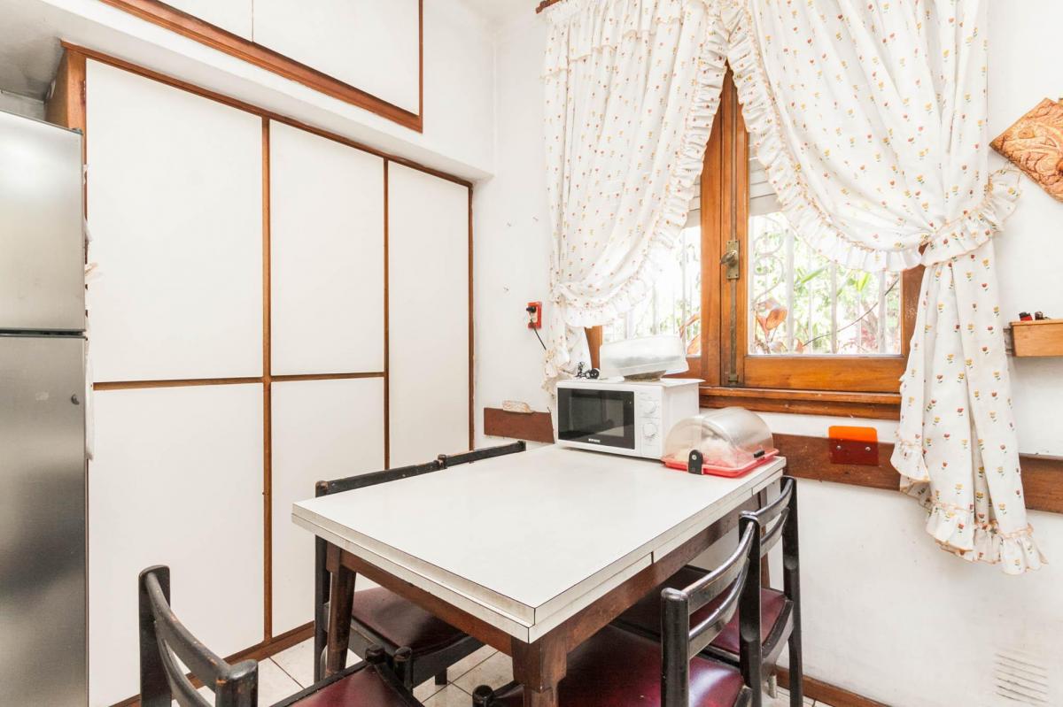 Casa en Venta de 2 Dorm. C/ Cochera en Lanús Este 5