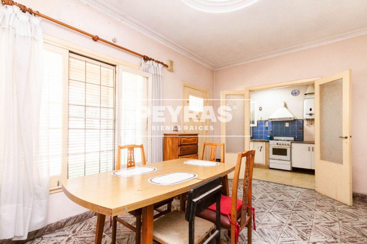 Casa de 300 m2 con Cochera y Fondo Libre