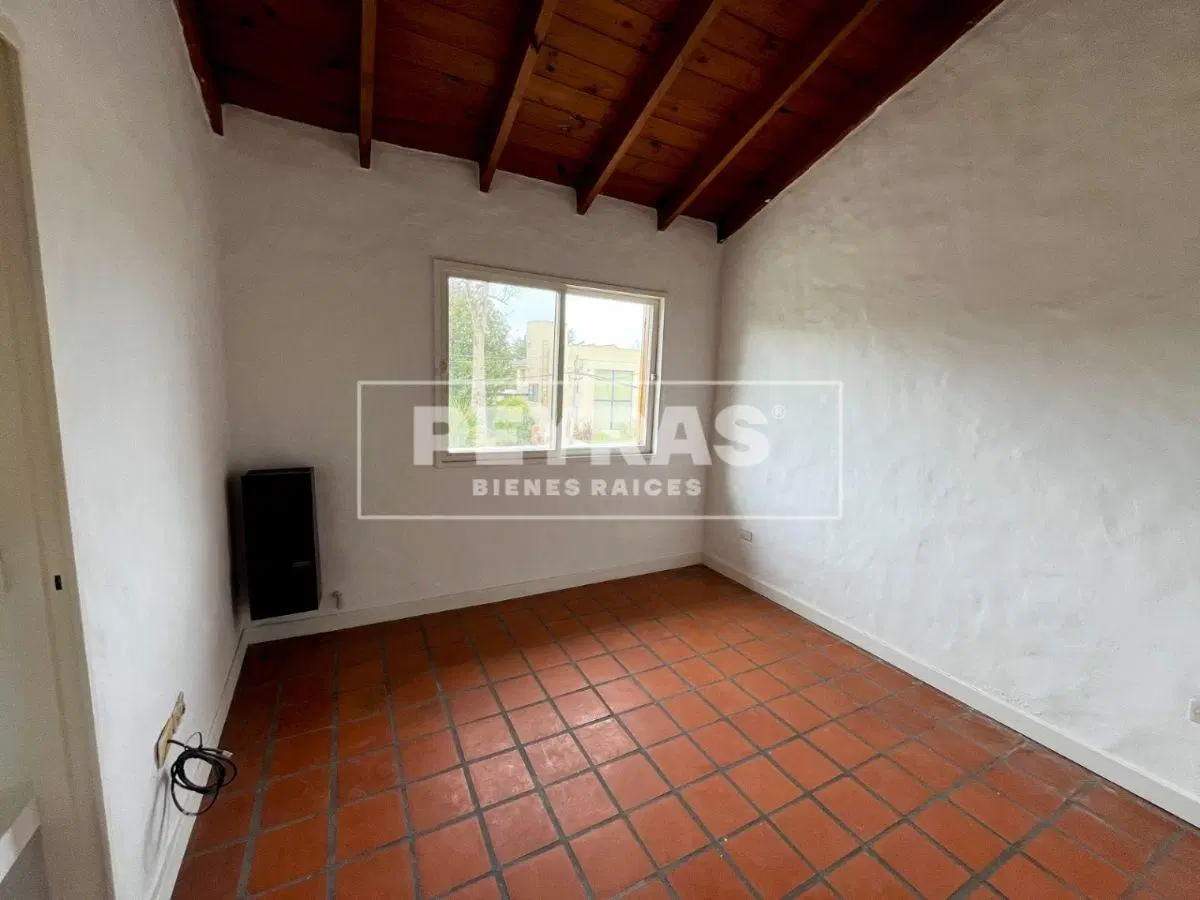 Casa de 5 Ambientes con Pileta y Parrilla en La Martona (Casco Viejo) 3