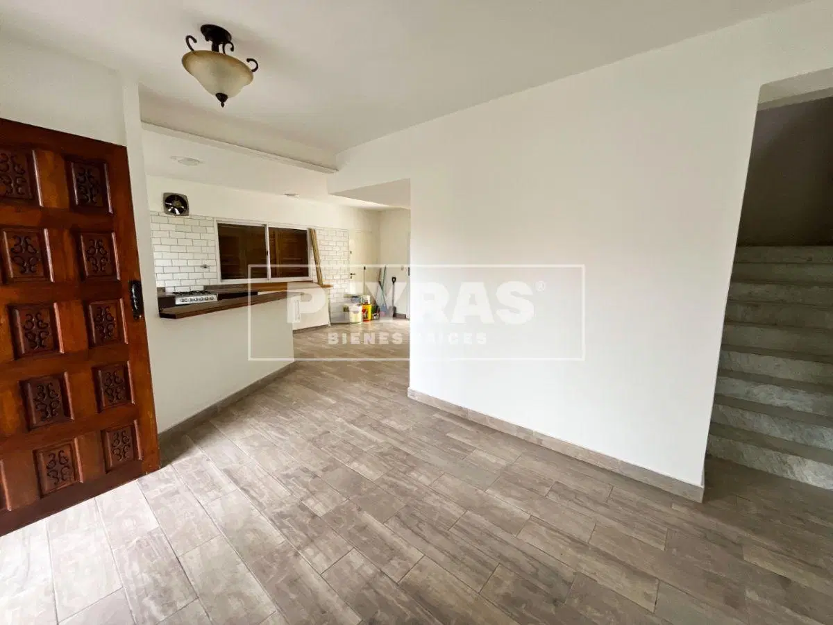 Casa de 5 Ambientes con Pileta y Parrilla en La Martona (Casco Viejo) 4