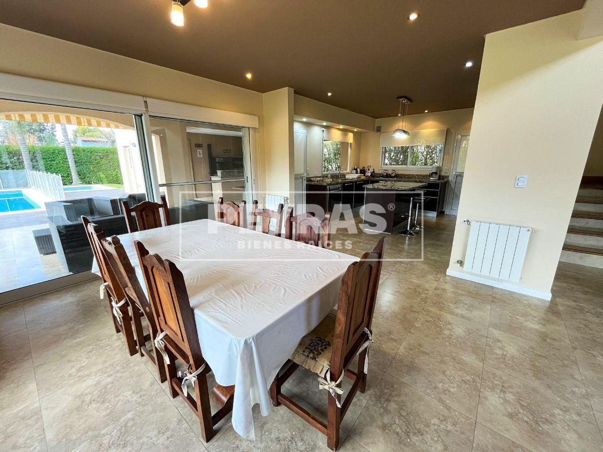 Foto de Casa 5 Ambientes en La Martona. Cochera, Parrilla, Pileta y Parque, imagen 3