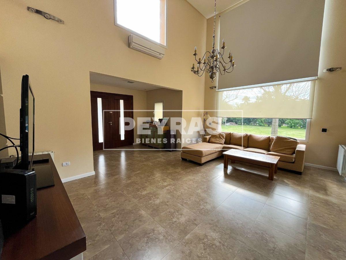 Foto de Casa 5 Ambientes en La Martona. Cochera, Parrilla, Pileta y Parque, imagen 1