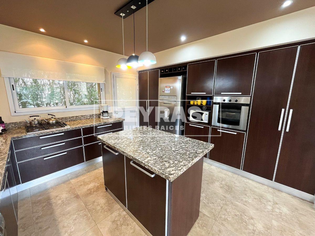 Foto de Casa 5 Ambientes en La Martona. Cochera, Parrilla, Pileta y Parque, imagen 5