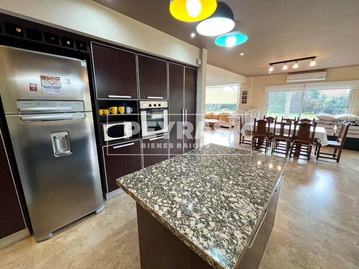 Foto de Casa 5 Ambientes en La Martona. Cochera, Parrilla, Pileta y Parque, imagen 4
