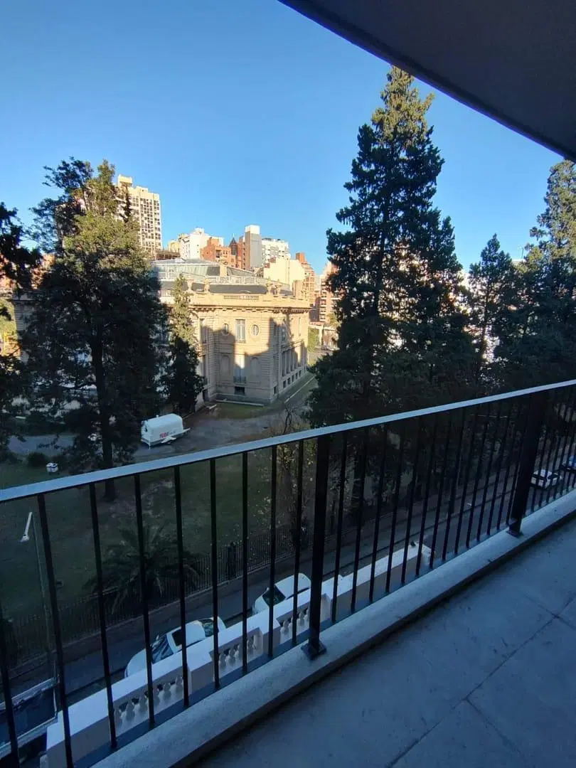 VENTA DE DEPARTAMENTO 1 DORMITORIO, UBICADO FRENTE AL PALACIO FERREYRA. 2