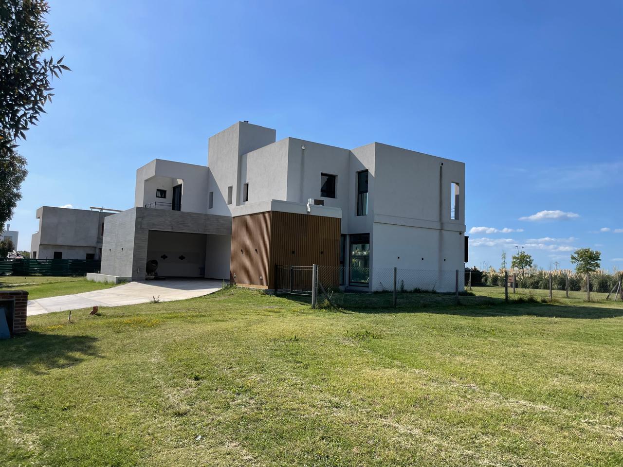 Casa en venta en espectacular barrio cerrado