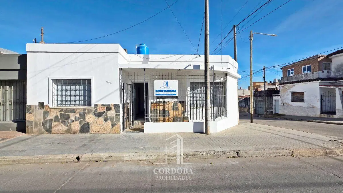 A MTS DE AV SABATTINI - LEARTE - CASA CON PATIO - SIN COCHERA - 3 DORM 1