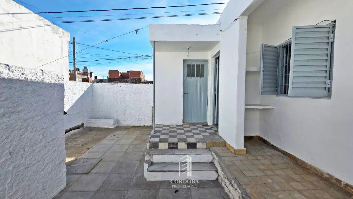 A MTS DE AV SABATTINI - LEARTE - CASA CON PATIO - SIN COCHERA - 3 DORM 8
