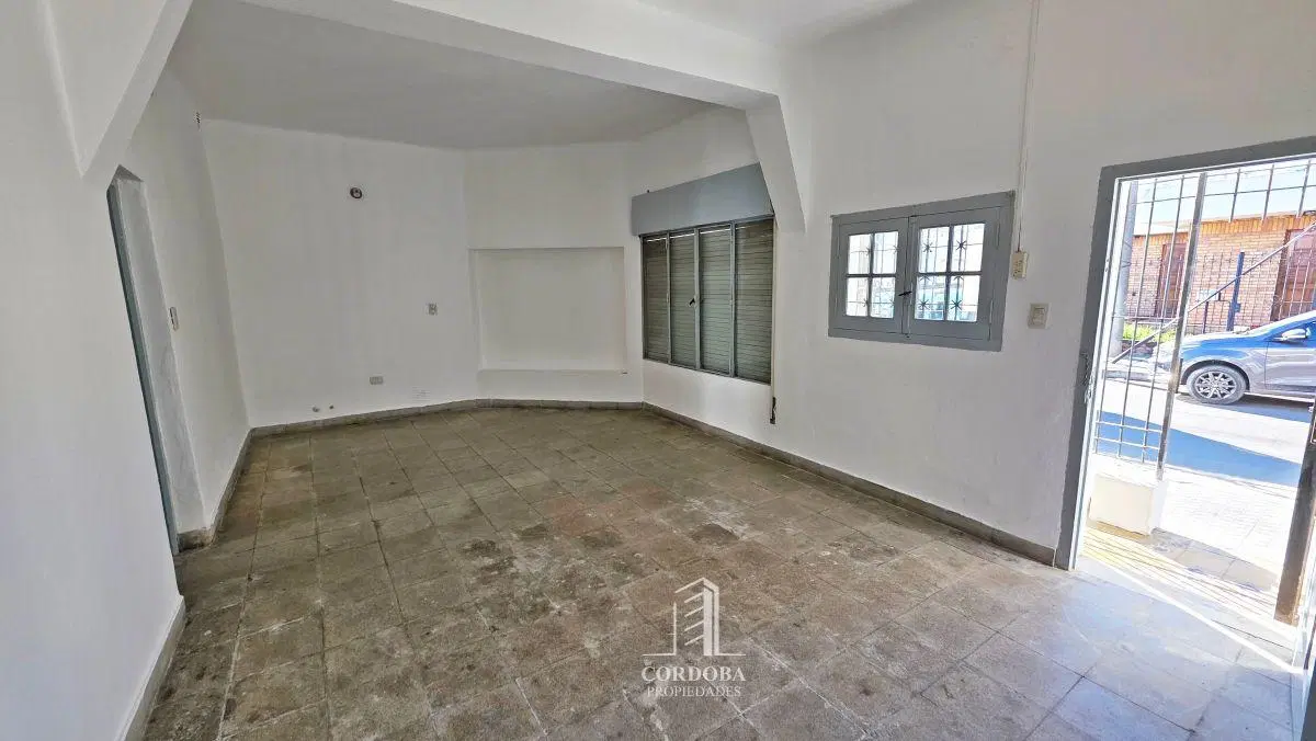 A MTS DE AV SABATTINI - LEARTE - CASA CON PATIO - SIN COCHERA - 3 DORM 2