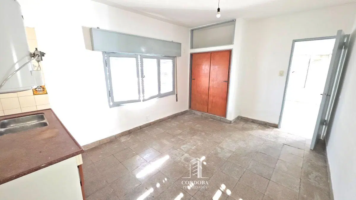 A MTS DE AV SABATTINI - LEARTE - CASA CON PATIO - SIN COCHERA - 3 DORM 3