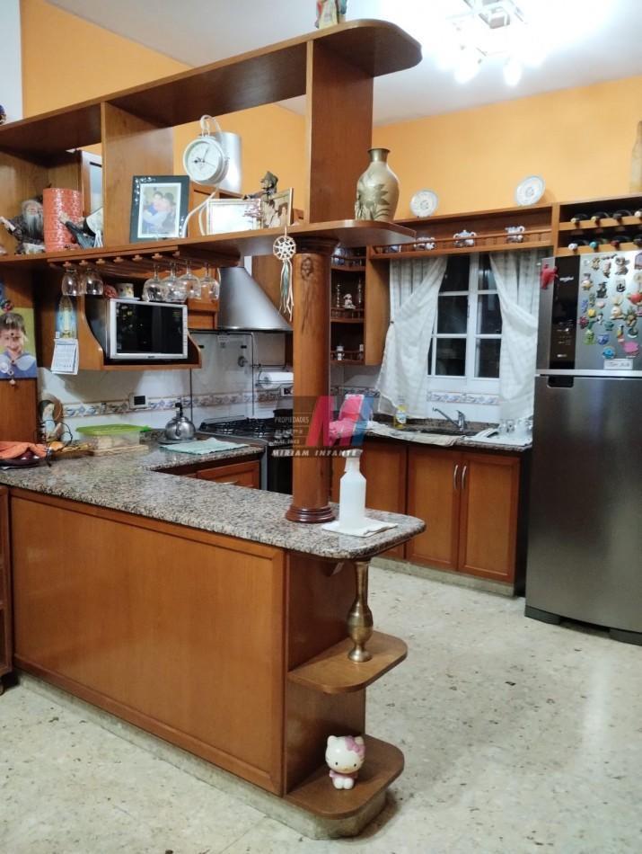 Foto de Casa 5 ambientes con pileta en venta en Quilmes, imagen 2