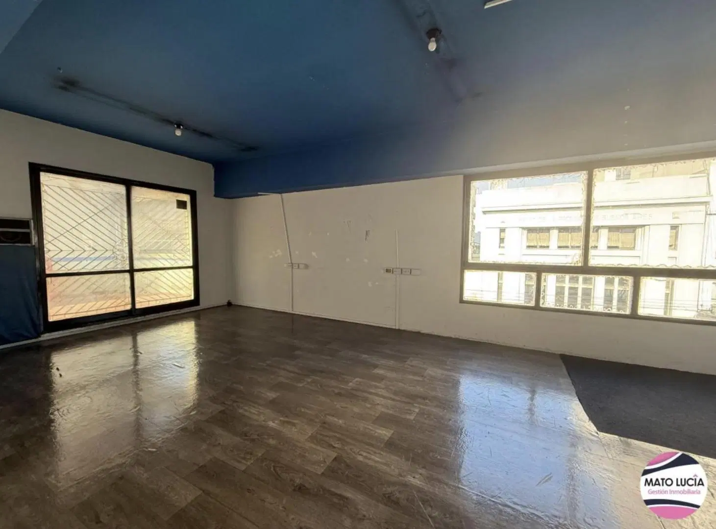 Oficina en galeria - Sobre avenida Rivadavia (Flores) 5