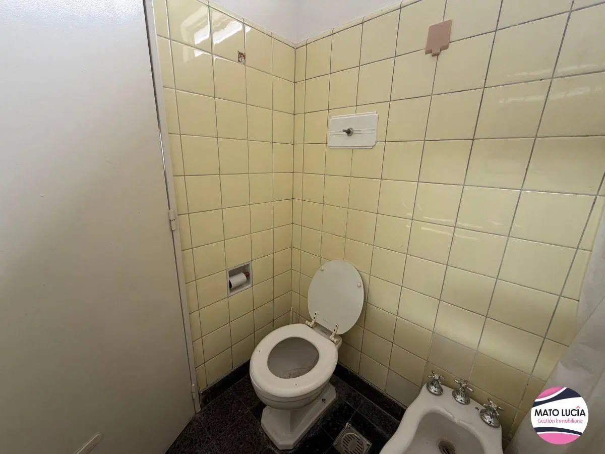 Departamento contrafrente con balcón - a metros de Av. Rivadavia 4