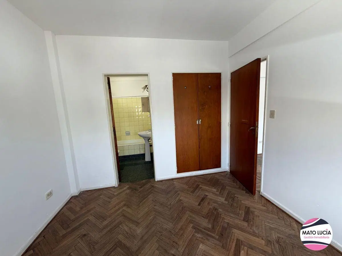 Departamento contrafrente con balcón - a metros de Av. Rivadavia 3