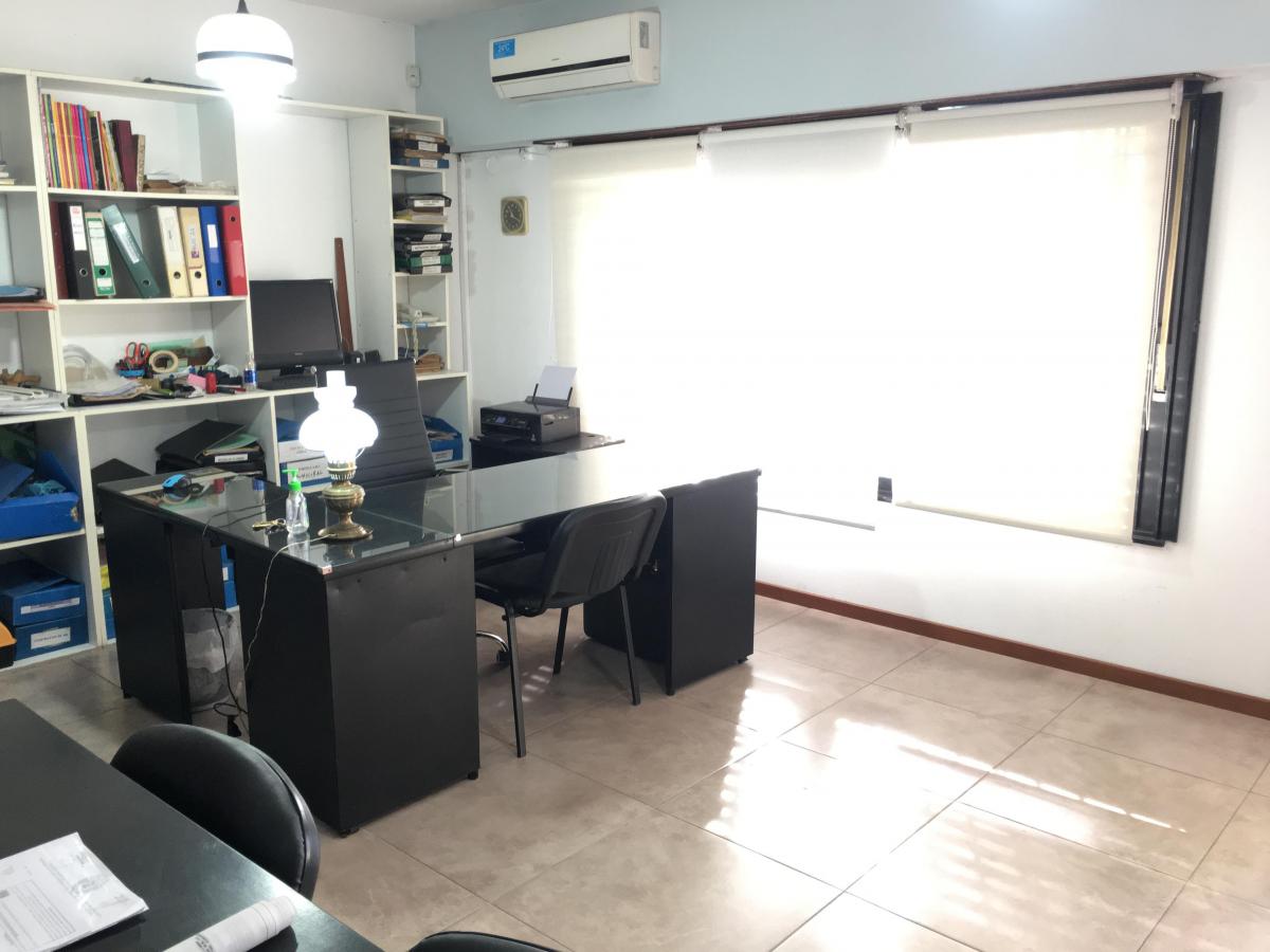CHALET SOBRE AMPLIO LOTE DE 13X45 . OPORTUNIDAD