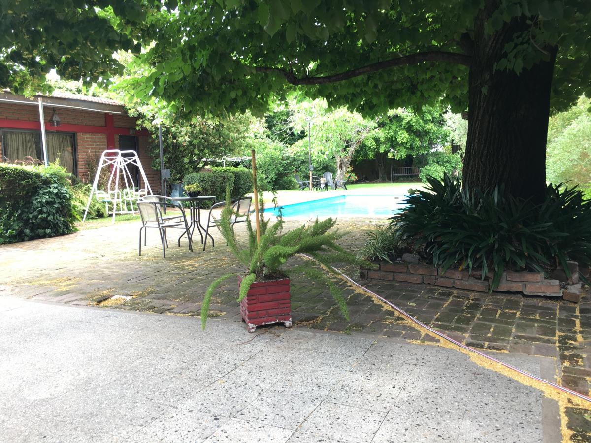 CHALET DESARROLLADO SOBRE AMPLIO LOTE DE 17.5X53. EXCELENTE UBICACION