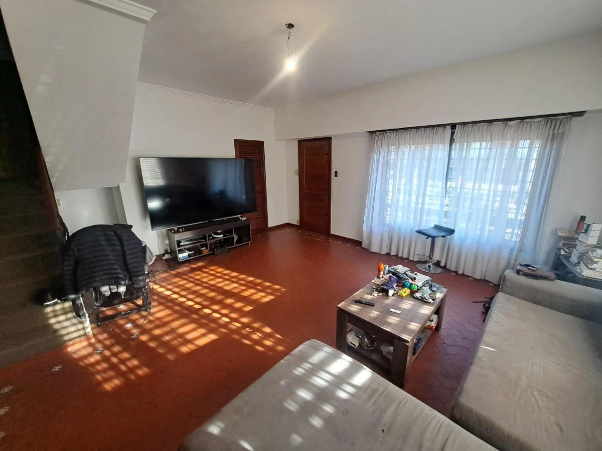 CHALET EN EXCELENTE UBICACION, A 200 MTS DE AVENIDA ESPORA.