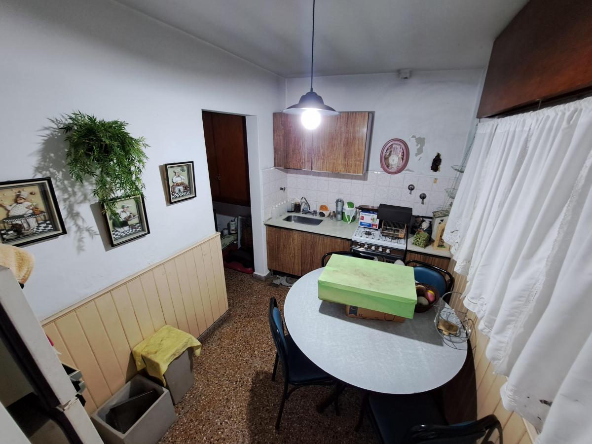 CHALET EN MUY BUEN ESTADO, SOBRE AMPLIO LOTE.