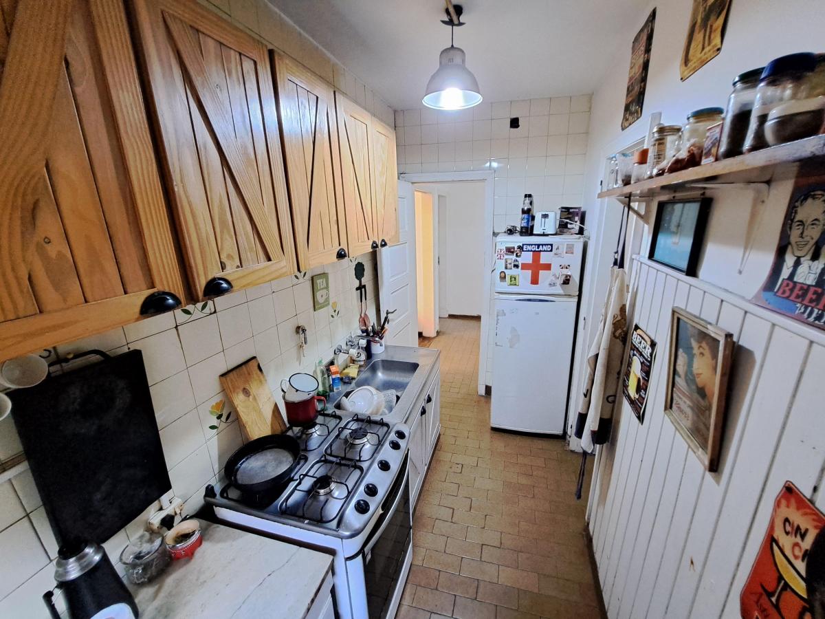 CHALET DESARROLLADO SOBRE LOTE DE 14X20. INMEJORABLE UBICACION URIBURU 871