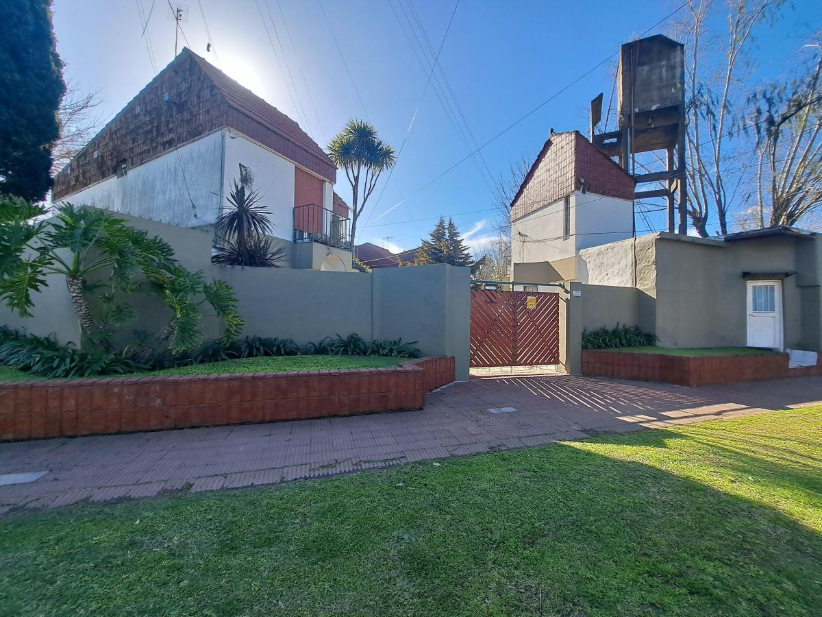 DUPLEX A 300 MTS DE AV. HIPOLITO YRIGOYEN