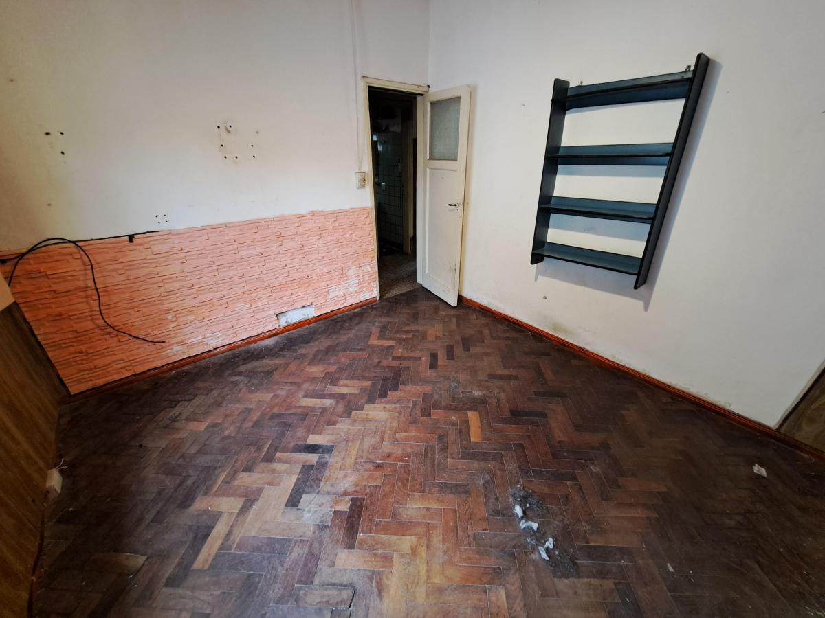 2 CASAS TIPO PH, SOBRE LOTE DE 8.66X31.6 - A 6 CUADRAS DEL CENTRO DE ADROGUE. OPORTUNIDAD