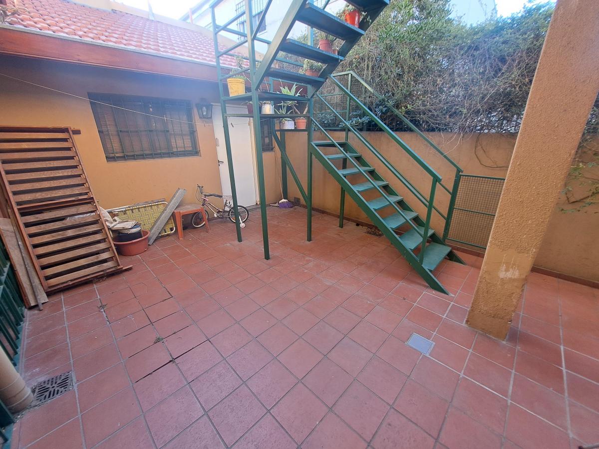 CASA DOS FAMILIAS EN EXCELENTE UBICACION.