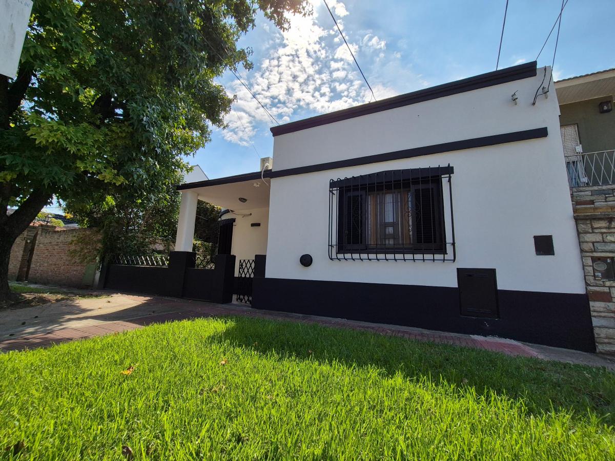 CASA DESARROLLADA SOBRE LOTE DE 10X43, CON AMPLIO QUINCHO