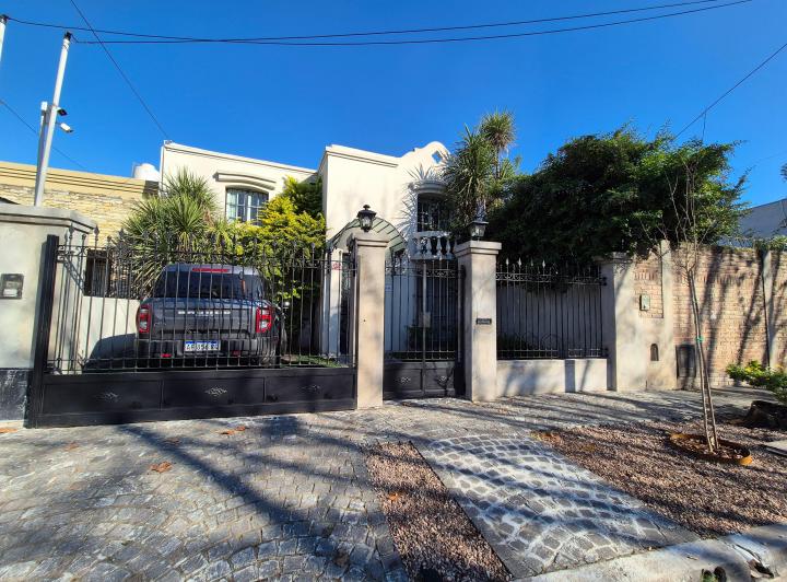 CASA ANTIGUA COMPLETAMENTE RECICLADA A NUEVO, CON DETALLES DE CATEGORIA