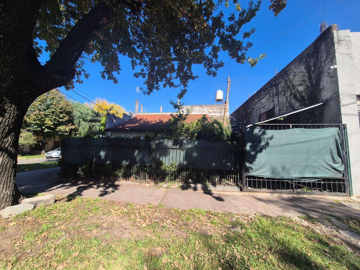 CASA EN VENTA + 2 DEPOSITOS EN EXCELENTE UBICACION